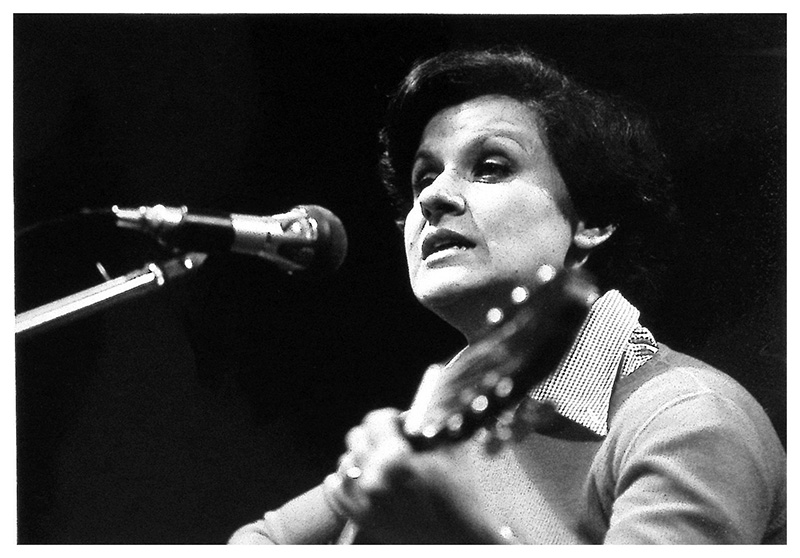 Sagra della Sardella organizzata al Molo Pescheria di Trieste dall'Azienda di soggiorno e turismo: spettacolo di canzoni triestine